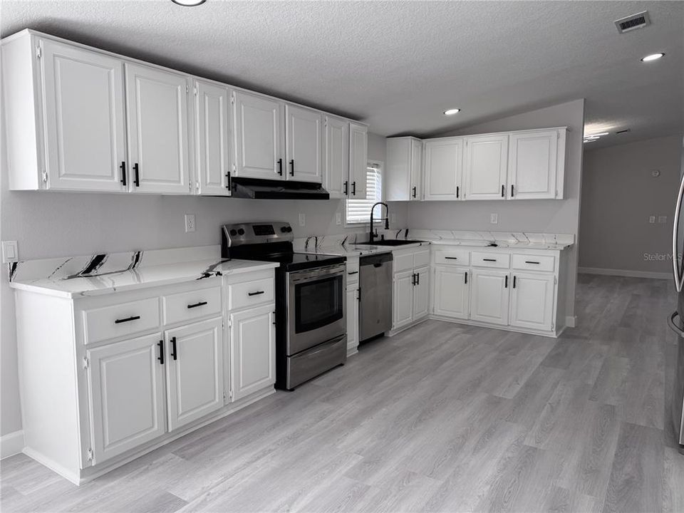 На продажу: $329,900 (3 спален, 2 ванн, 1782 Квадратных фут)