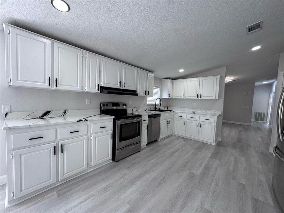 На продажу: $329,900 (3 спален, 2 ванн, 1782 Квадратных фут)