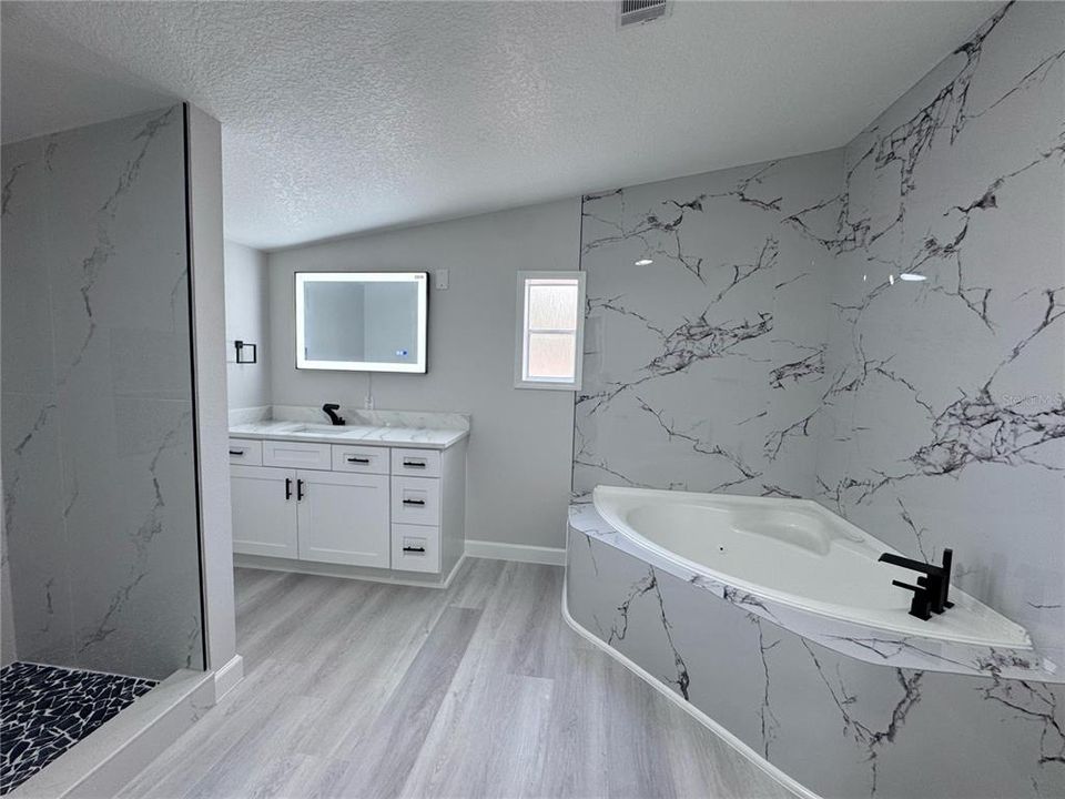 На продажу: $329,900 (3 спален, 2 ванн, 1782 Квадратных фут)