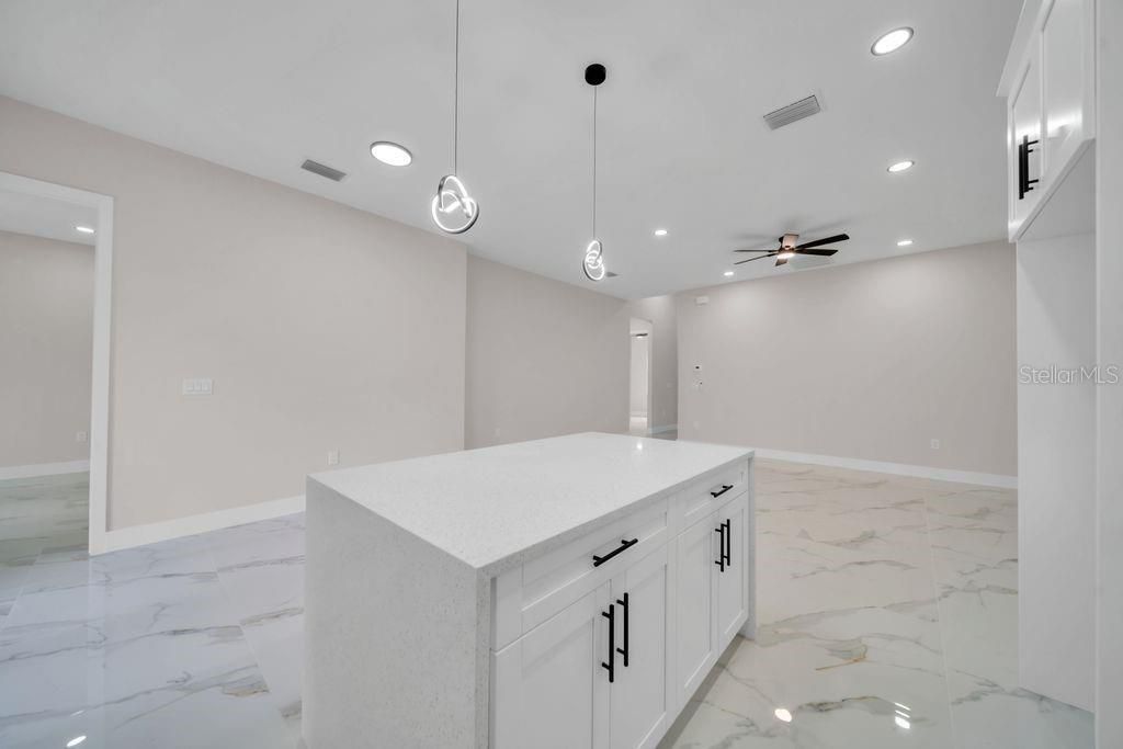 出租: $2,100 (3 贝兹, 2 浴室, 1300 平方英尺)