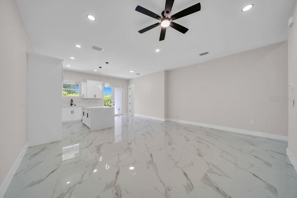 出租: $2,100 (3 贝兹, 2 浴室, 1300 平方英尺)