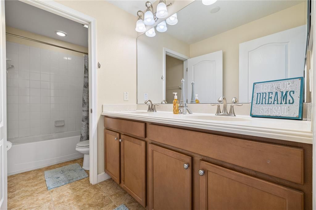 待售: $720,000 (5 贝兹, 3 浴室, 2240 平方英尺)