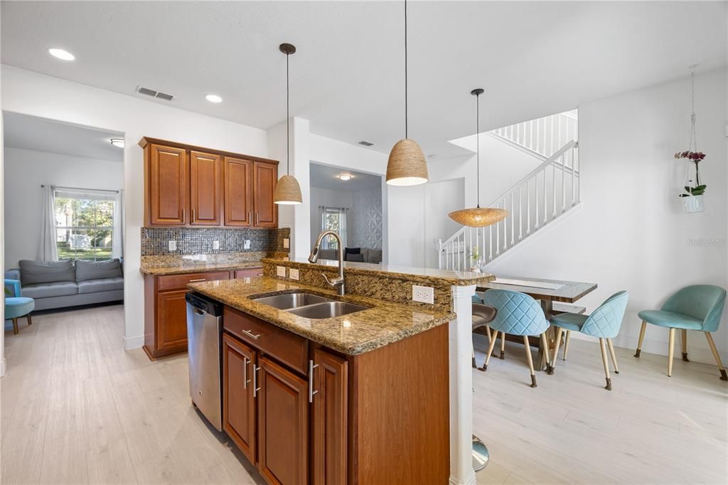 待售: $720,000 (5 贝兹, 3 浴室, 2240 平方英尺)