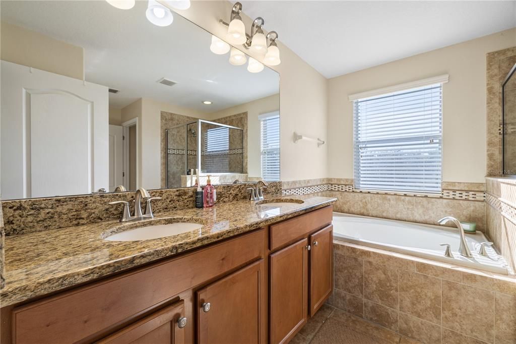 待售: $720,000 (5 贝兹, 3 浴室, 2240 平方英尺)