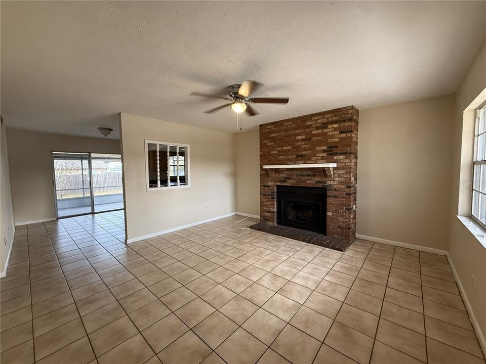 На продажу: $279,900 (3 спален, 2 ванн, 1142 Квадратных фут)