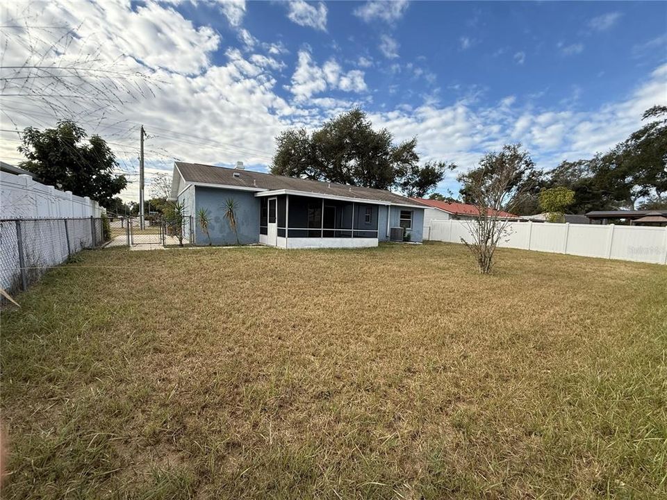 На продажу: $279,900 (3 спален, 2 ванн, 1142 Квадратных фут)