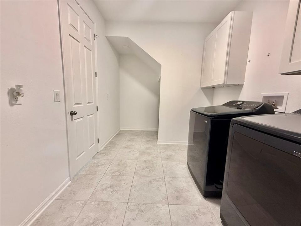 For Rent: $3,100 (5 beds, 3 baths, 3531 Square Feet)