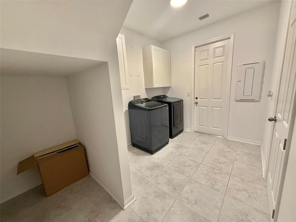 For Rent: $3,100 (5 beds, 3 baths, 3531 Square Feet)