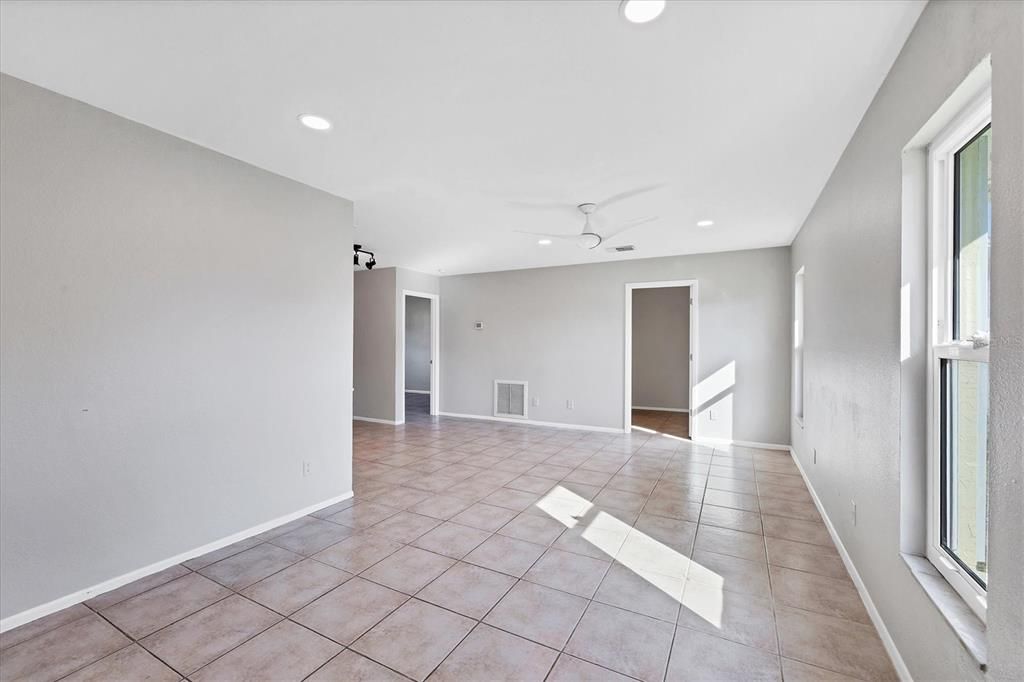 На продажу: $309,900 (4 спален, 0 ванн, 2016 Квадратных фут)