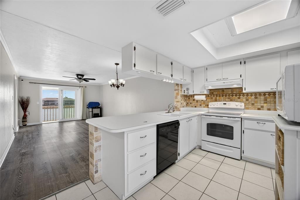 На продажу: $145,000 (2 спален, 2 ванн, 1044 Квадратных фут)