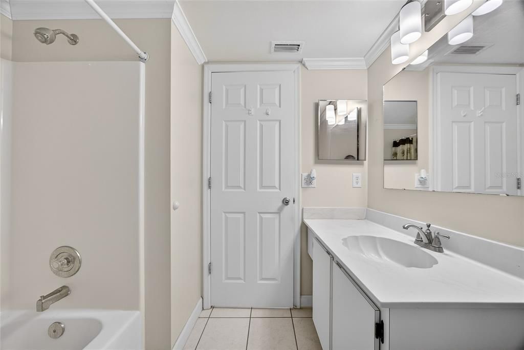 На продажу: $145,000 (2 спален, 2 ванн, 1044 Квадратных фут)