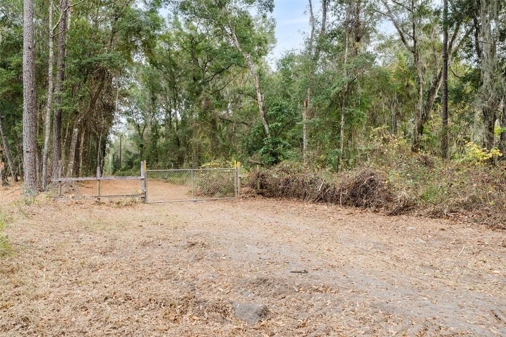 На продажу: $375,000 (46.89 acres)