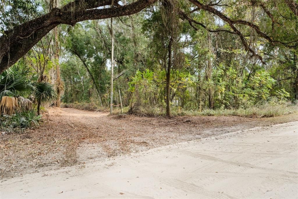 На продажу: $375,000 (46.89 acres)