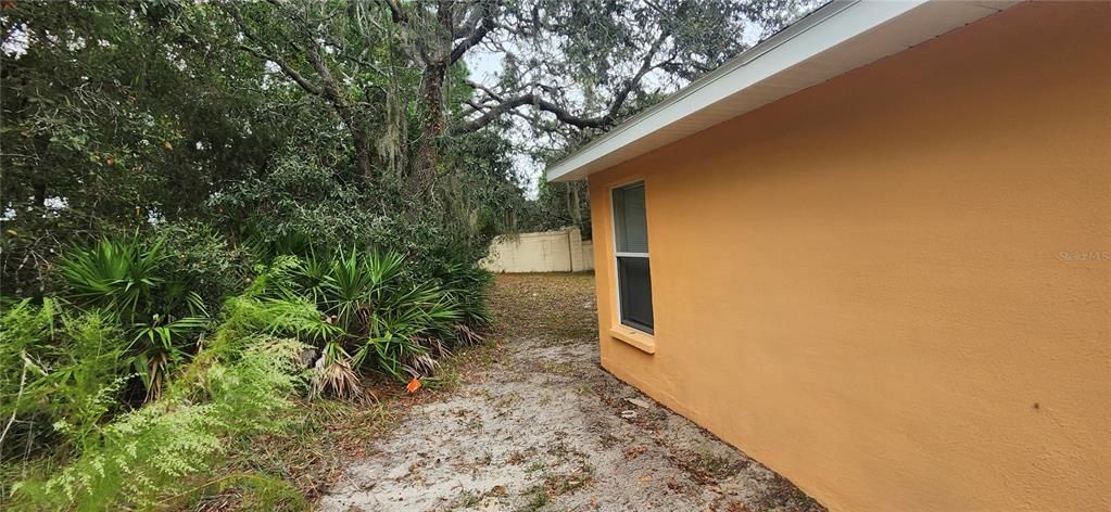 待售: $400,000 (8 贝兹, 0 浴室, 2152 平方英尺)