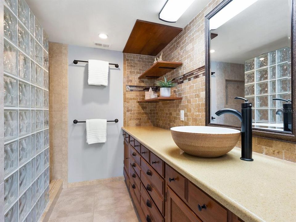 For Sale: $789,000 (2 beds, 2 baths, 1223 Square Feet)