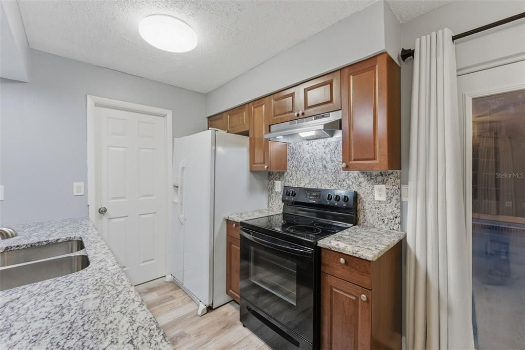 待售: $235,000 (2 贝兹, 2 浴室, 924 平方英尺)