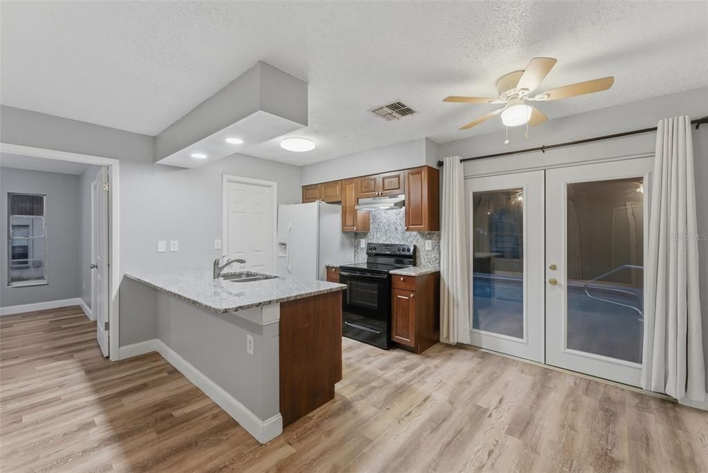 待售: $235,000 (2 贝兹, 2 浴室, 924 平方英尺)