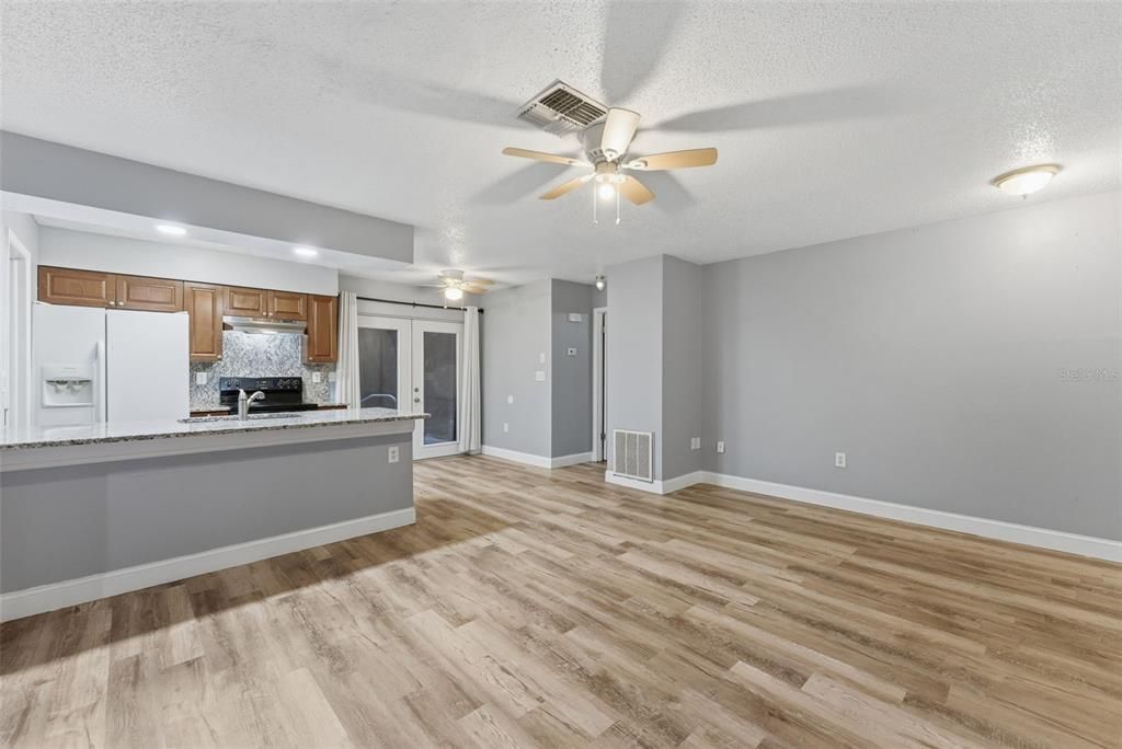 待售: $235,000 (2 贝兹, 2 浴室, 924 平方英尺)