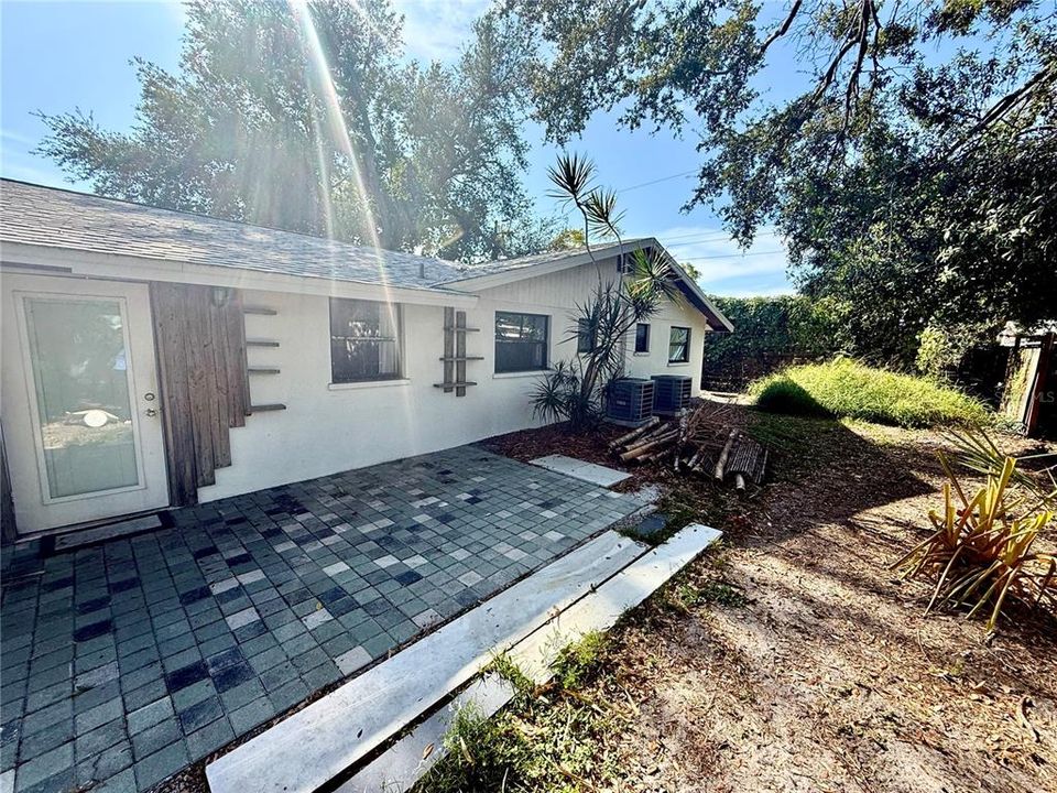 For Rent: $1,600 (2 beds, 1 baths, 800 Square Feet)