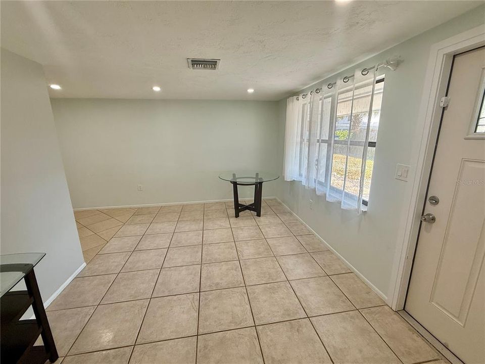 For Rent: $1,600 (2 beds, 1 baths, 800 Square Feet)