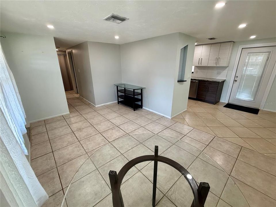 For Rent: $1,600 (2 beds, 1 baths, 800 Square Feet)