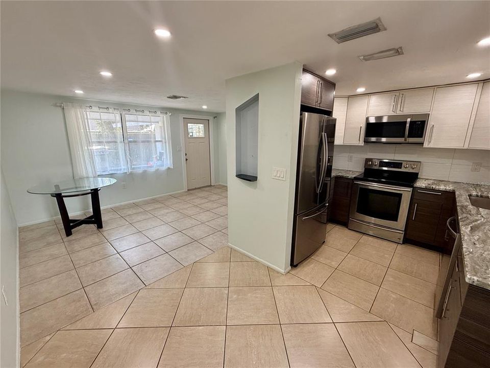 For Rent: $1,600 (2 beds, 1 baths, 800 Square Feet)