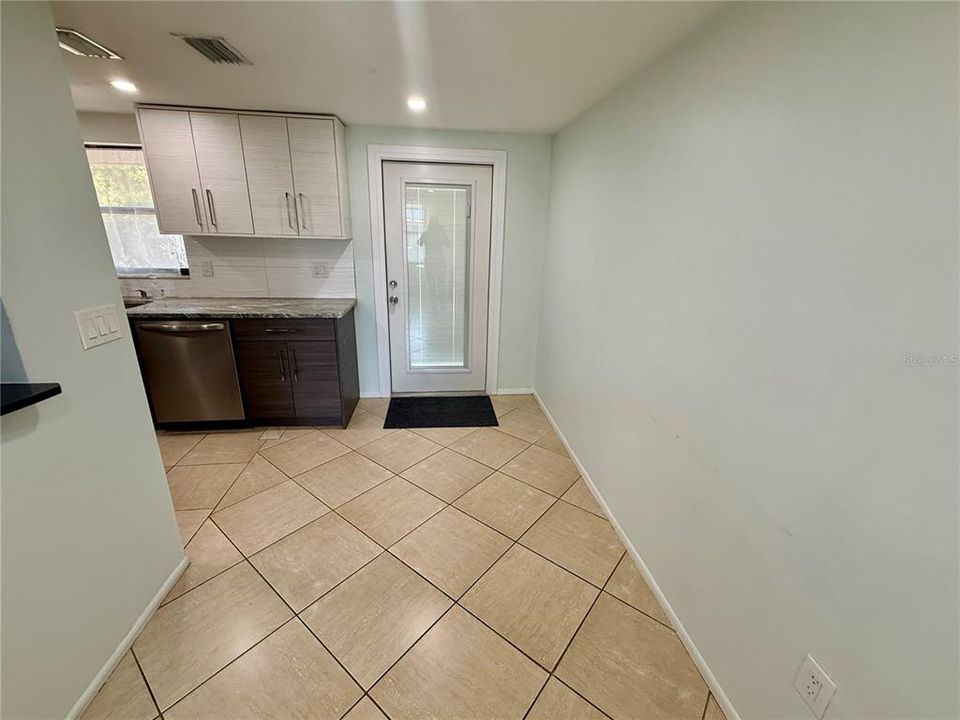 For Rent: $1,600 (2 beds, 1 baths, 800 Square Feet)