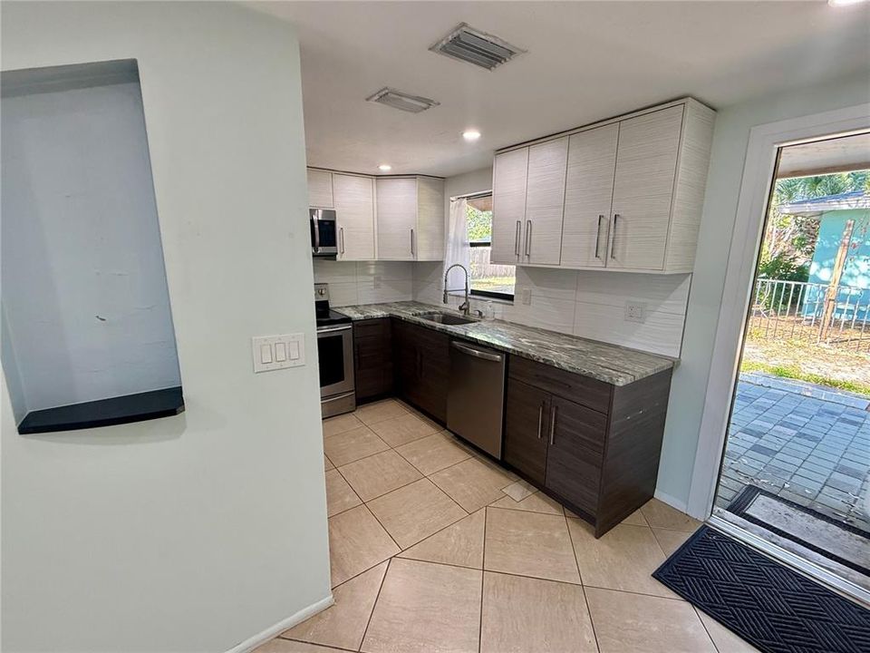 For Rent: $1,600 (2 beds, 1 baths, 800 Square Feet)