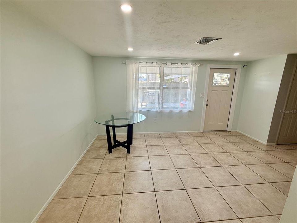 For Rent: $1,600 (2 beds, 1 baths, 800 Square Feet)