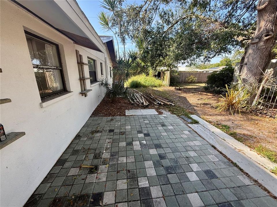 For Rent: $1,600 (2 beds, 1 baths, 800 Square Feet)