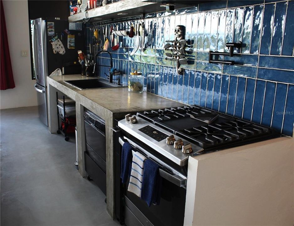 For Sale: $779,000 (2 beds, 3 baths, 2000 Square Feet)