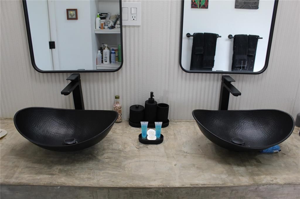 For Sale: $779,000 (2 beds, 3 baths, 2000 Square Feet)