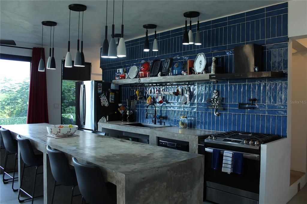 For Sale: $779,000 (2 beds, 3 baths, 2000 Square Feet)