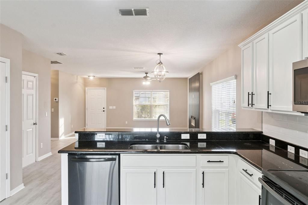 В аренду: $3,500 (5 спален, 3 ванн, 2212 Квадратных фут)