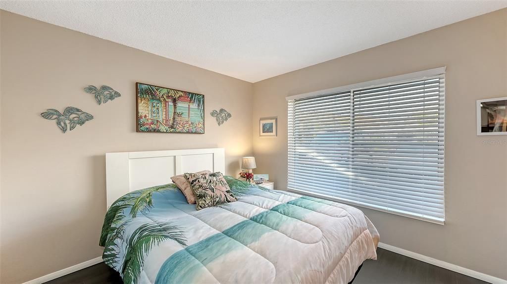 For Sale: $135,000 (2 beds, 1 baths, 912 Square Feet)