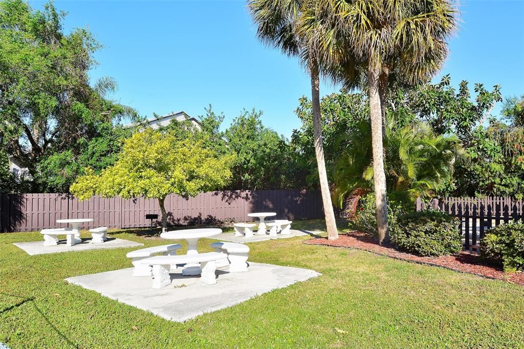 For Sale: $135,000 (2 beds, 1 baths, 912 Square Feet)