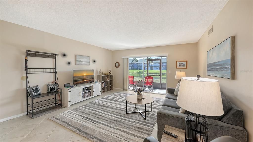 For Sale: $135,000 (2 beds, 1 baths, 912 Square Feet)