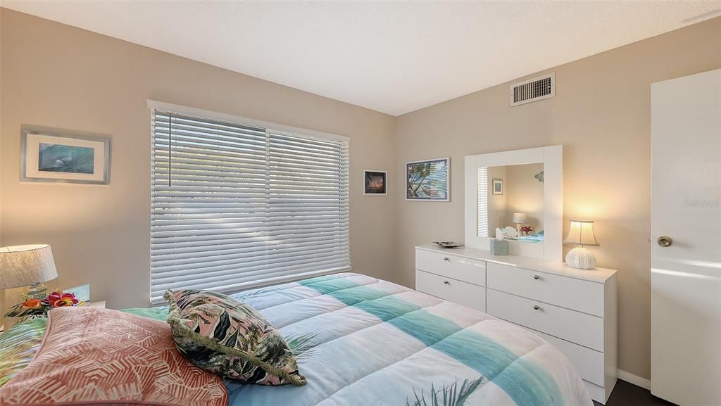 For Sale: $135,000 (2 beds, 1 baths, 912 Square Feet)