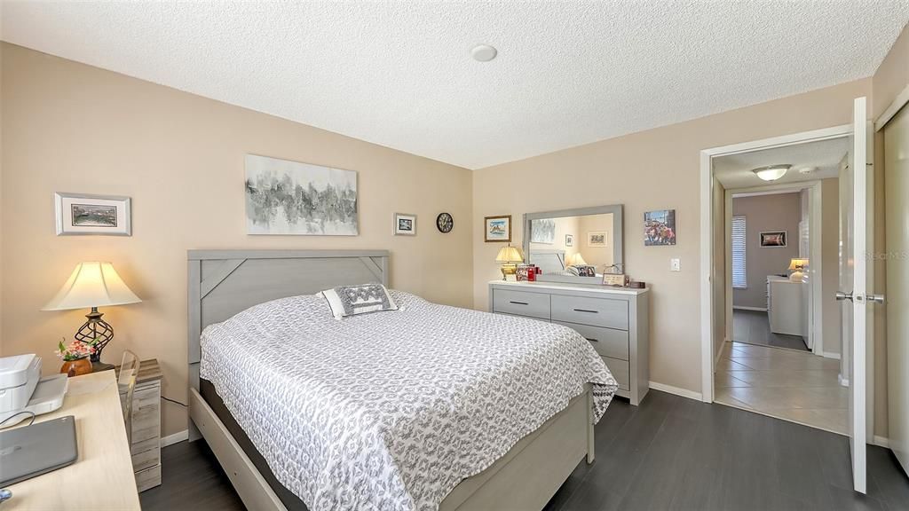 For Sale: $135,000 (2 beds, 1 baths, 912 Square Feet)