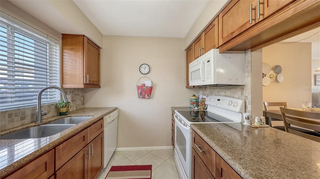 For Sale: $135,000 (2 beds, 1 baths, 912 Square Feet)