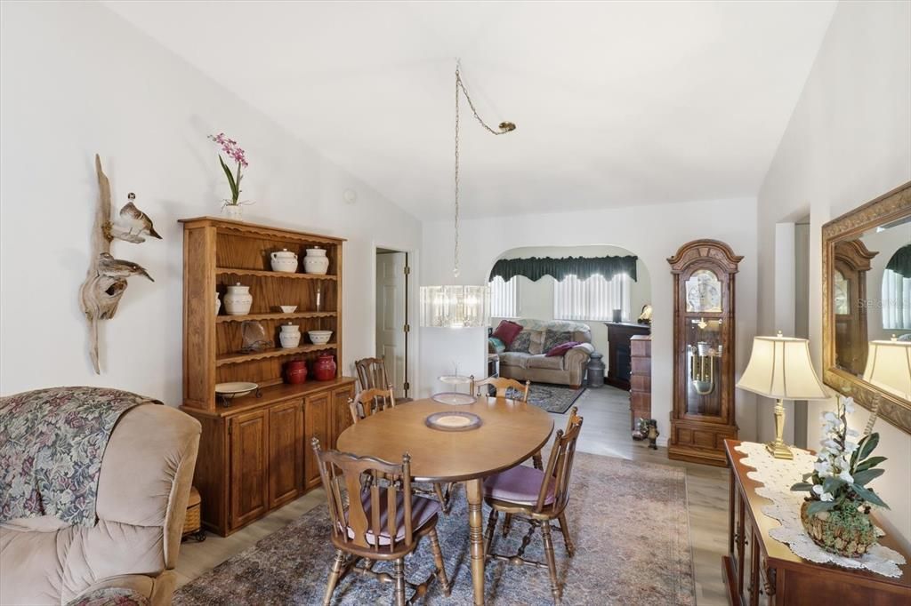 На продажу: $275,000 (2 спален, 2 ванн, 1664 Квадратных фут)