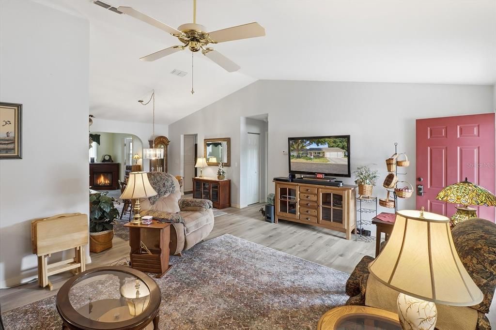 На продажу: $275,000 (2 спален, 2 ванн, 1664 Квадратных фут)