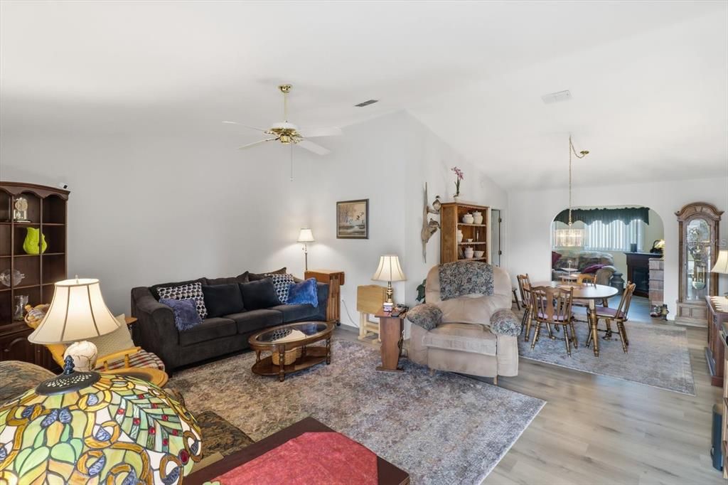 На продажу: $275,000 (2 спален, 2 ванн, 1664 Квадратных фут)