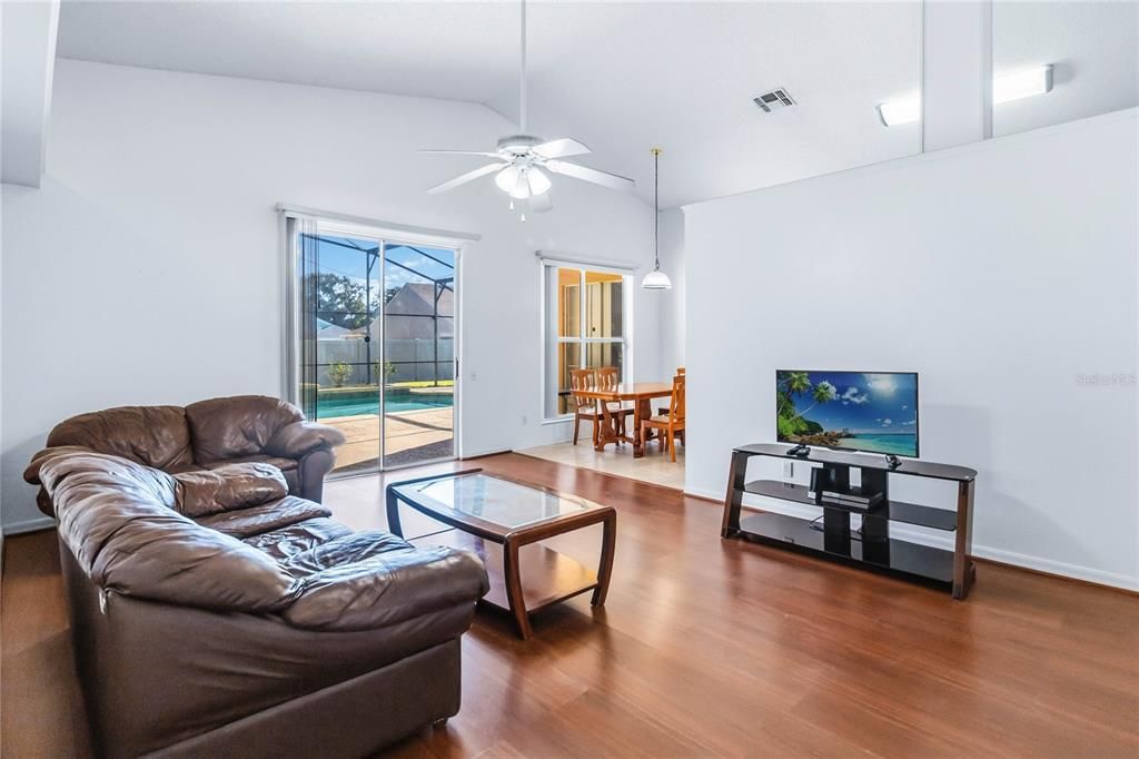 На продажу: $485,000 (4 спален, 2 ванн, 2056 Квадратных фут)