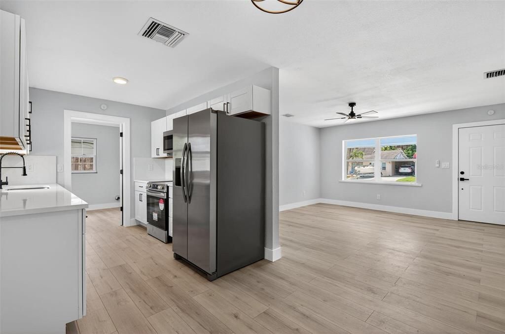 На продажу: $374,900 (3 спален, 2 ванн, 1155 Квадратных фут)