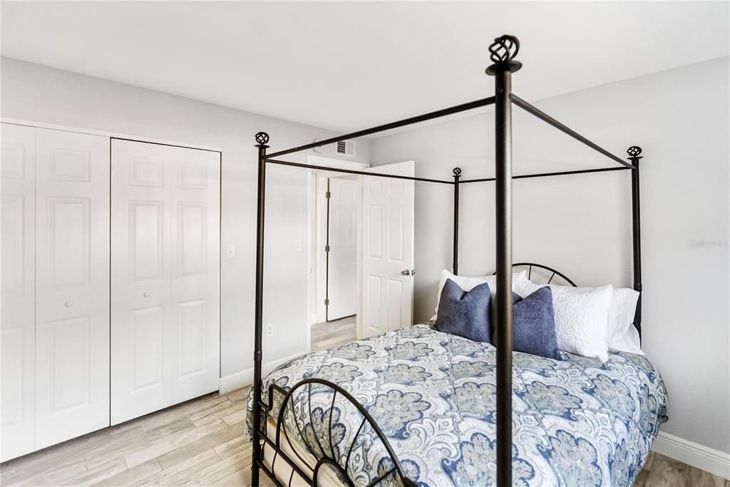 待售: $210,000 (2 贝兹, 2 浴室, 1090 平方英尺)