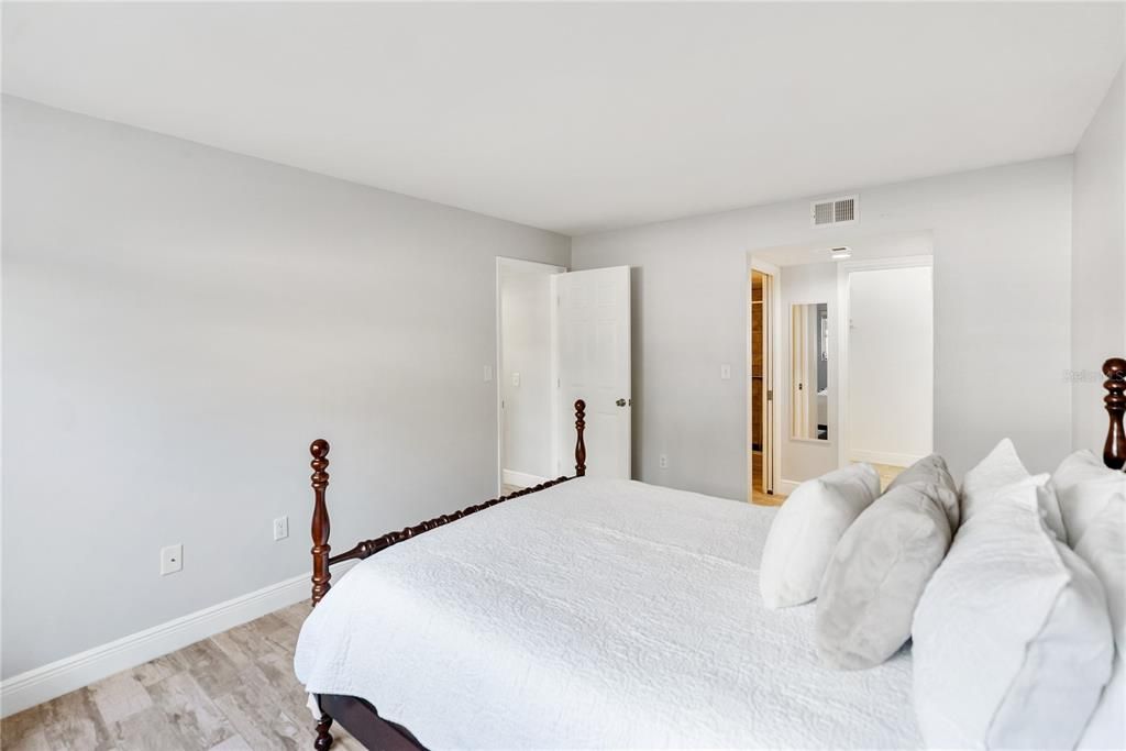 待售: $210,000 (2 贝兹, 2 浴室, 1090 平方英尺)