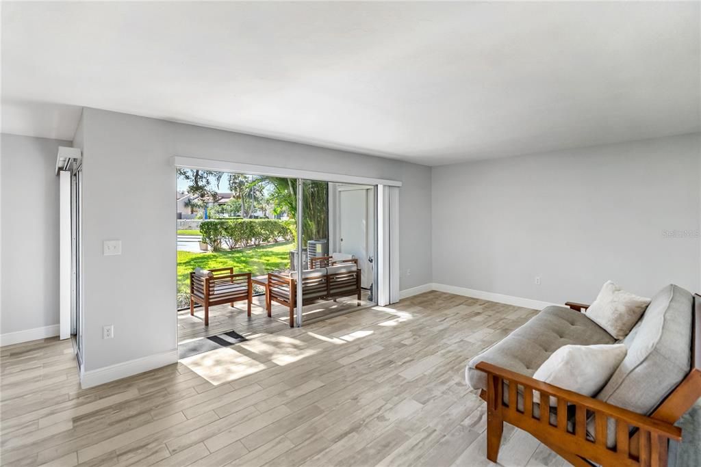 待售: $210,000 (2 贝兹, 2 浴室, 1090 平方英尺)