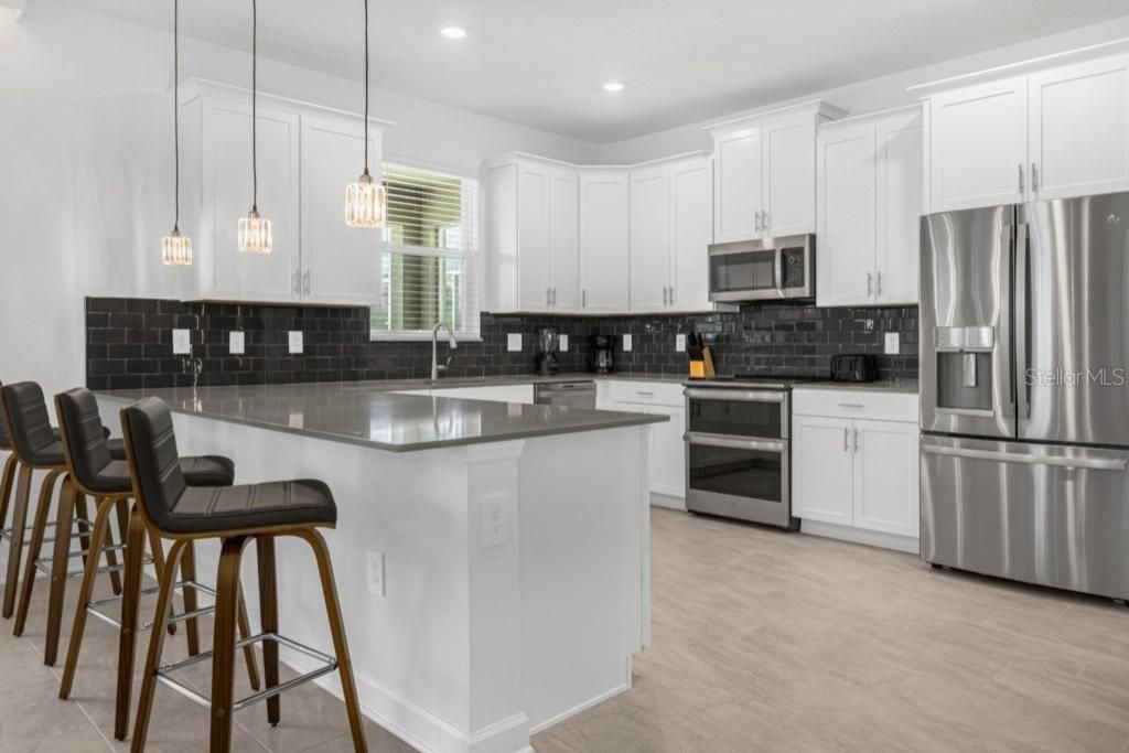 待售: $790,000 (6 贝兹, 6 浴室, 3843 平方英尺)