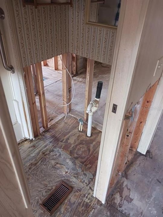 For Sale: $65,000 (1 beds, 1 baths, 628 Square Feet)